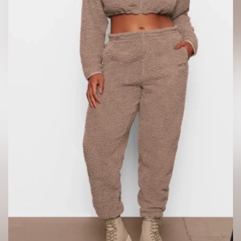 NWT SKIMS TEDDY HIGH PILE FLEECE JOGGERS IN DESERT